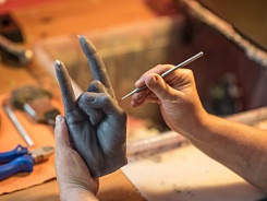 Свеча в форме руки Burning Hand - фото 6