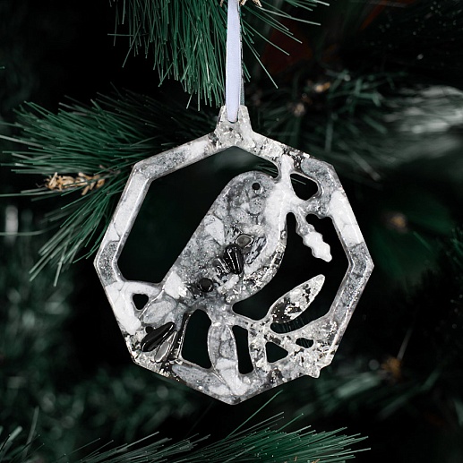 Елочная игрушка из смолы Снегирь- фото 1